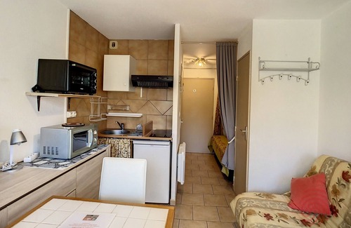 Lamalou-les-Bains Apartamento | Apartamento Luminoso en Planta Baja cerca de los Baños Termales con WiFi y Acepta Mascotas
