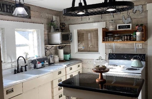 Tomball Casa | Cozy 1930's cottage WALKING distance to Old Town Tomball