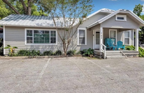 Tomball Casa | Cozy 1930's cottage WALKING distance to Old Town Tomball
