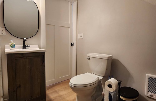 La Crosse Casa | Cozy 1bd upper unit w/ Beautiful Kitchen, Laundry, & WiFi in marvelous LaCrosse