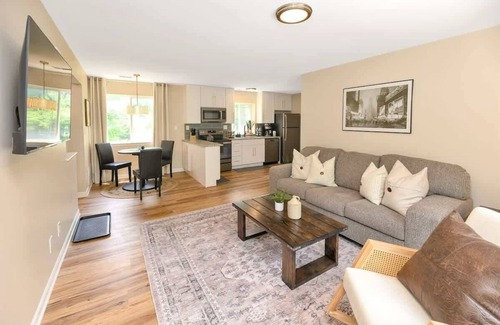 Roseville Apartamento | Modern & Renovated 1BR Flat | King Bed + Laundry