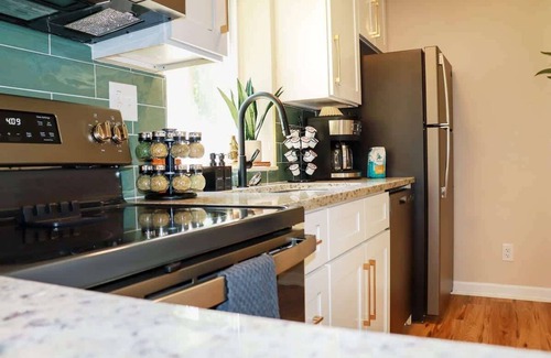 Roseville Apartamento | Modern & Renovated 1BR Flat | King Bed + Laundry