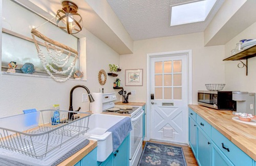Trailer Estates Apartamento | Lazy Manatee Apt Spacious 1/1 six miles to IMG