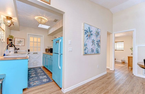Trailer Estates Apartamento | Lazy Manatee Apt Spacious 1/1 six miles to IMG