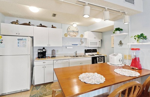 Avon Condominio | Cozy 1BR Soundfront Condo | King Bed & Sunset Views