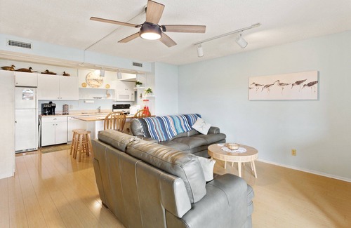 Avon Condominio | Cozy 1BR Soundfront Condo | King Bed & Sunset Views