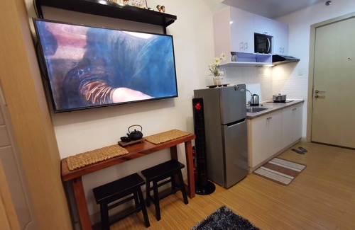 Taguig Condominio | Cozy 1BR Studio: Pool, Balcony, Near Airport and Hotspots.