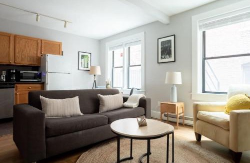 Theatre District Apartamento | Cozy 1br Walk anywhere
