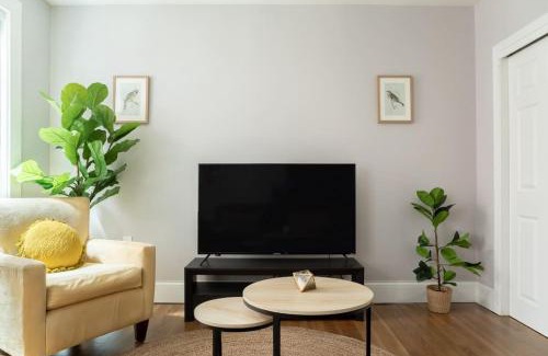Theatre District Apartamento | Cozy 1br Walk anywhere