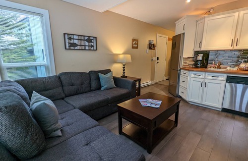 Whistler Creekside Casa | Cozy 1BR Walk to Gondola, Sleep 4, Free Parking