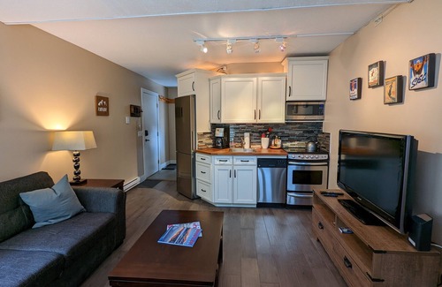 Whistler Creekside Casa | Cozy 1BR Walk to Gondola, Sleep 4, Free Parking