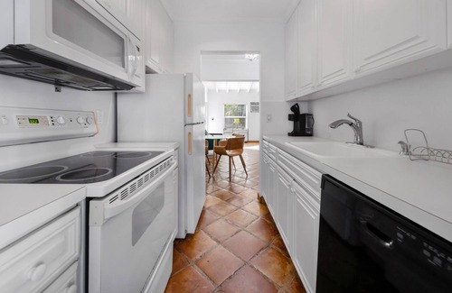 Victoria Park Villa | Cozy 1brd apt. w/ Private Backyard, BBQ. Free parking!