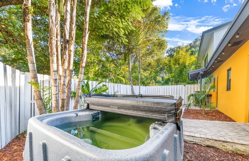 Victoria Park Villa | Cozy 1brd apt. w/ Private Backyard, BBQ. Free parking!