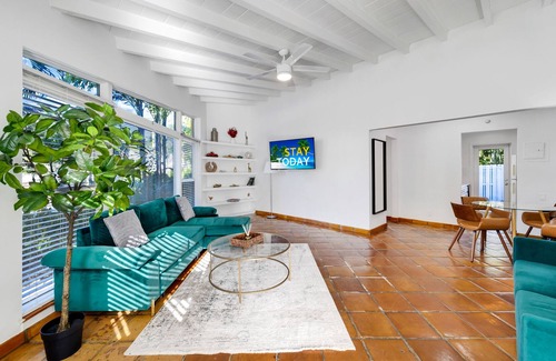 Victoria Park Villa | Cozy 1brd apt. w/ Private Backyard, BBQ. Free parking!