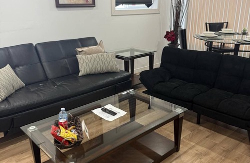 Cochrane Casa | Cozy 1BRSuite w/KingBed + 2x sofa beds in Cochrane,Alberta