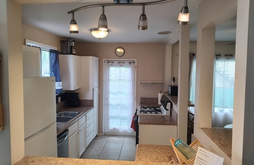 Fort MacArthur Casa | Cozy 2/1 house in charming San Pedro Point Fermin LA with AC, W/D, fenced yard