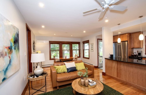 Minot Cabaña | Cozy 2/1 in a serene, park-like setting, near Minot Beach & coastal marshes