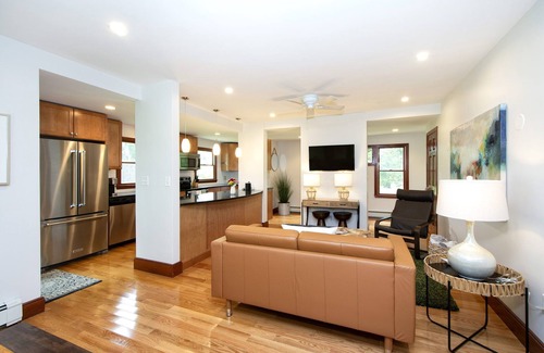 Minot Cabaña | Cozy 2/1 in a serene, park-like setting, near Minot Beach & coastal marshes
