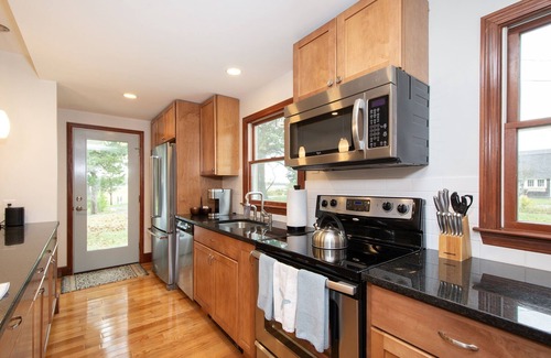 Minot Cabaña | Cozy 2/1 in a serene, park-like setting, near Minot Beach & coastal marshes