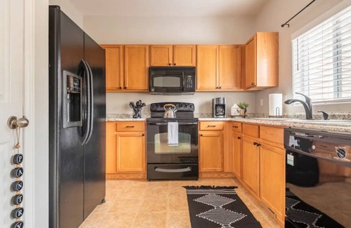 Central Colorado Springs Casa | COZY 2/2 TOWNHOME, 6 MILES FROM DOWNTOWN COLORADO SPRINGS