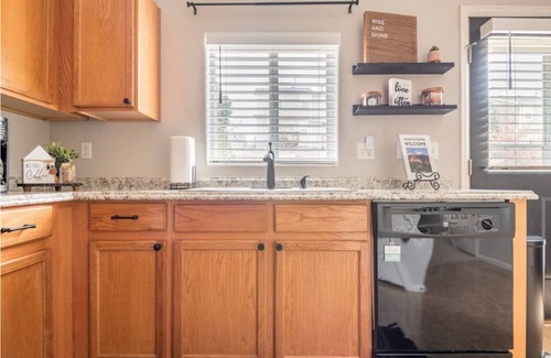 Central Colorado Springs Casa | COZY 2/2 TOWNHOME, 6 MILES FROM DOWNTOWN COLORADO SPRINGS