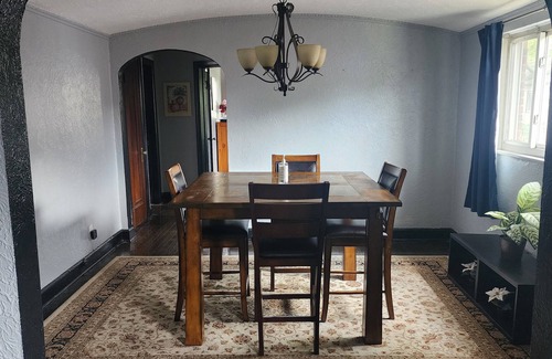 Detroit Casa | Cozy 2 B/R sleeps 5, 10 minutes from downtown and 20 minutes from DTW airport.