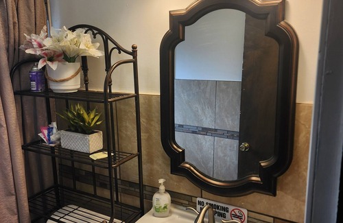 Detroit Casa | Cozy 2 B/R sleeps 5, 10 minutes from downtown and 20 minutes from DTW airport.