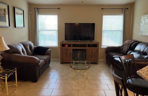 San Antonio Casa | Cozy 2 Bd/2 Ba Home in Quiet Neighborhood – 15 min to Ft Sam Houston & Riverwalk