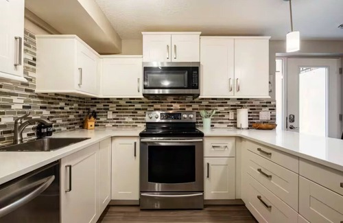 Silverado Apartamento | Cozy 2 Bdrm Basement Suite in SW Calgary