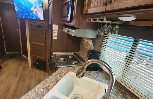 Comfort Alquiler De RV | Cozy 2-bdrm campground trailor, w/Tiny 1 bed home in nature Richlands! 6 total!
