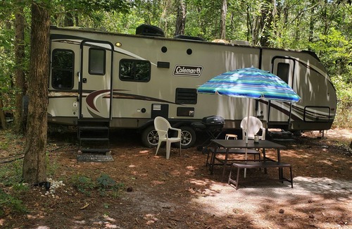 Comfort Alquiler De RV | Cozy 2-bdrm campground trailor, w/Tiny 1 bed home in nature Richlands! 6 total!