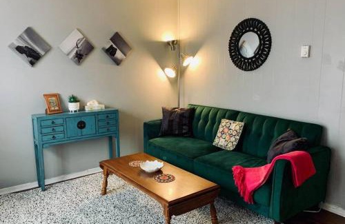 North End Apartamento | Cozy 2-BDRM, Mid Floor, Backyard