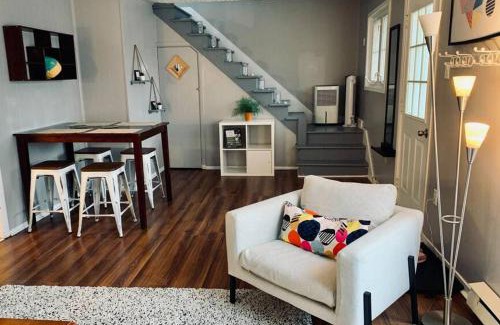 North End Apartamento | Cozy 2-BDRM, Mid Floor, Backyard