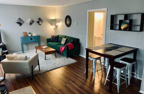 North End Apartamento | Cozy 2-BDRM, Mid Floor, Backyard
