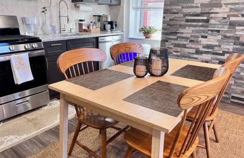 Spruce Hill Apartamento | Cozy 2 bdrm Unit/Big Kitchen-2 TV- University City