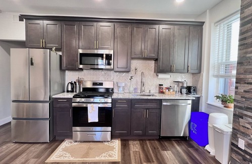 Spruce Hill Apartamento | Cozy 2 bdrm Unit/Big Kitchen-2 TV- University City