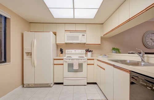 Biggar Condominio | ☀️Cozy 2 Bed 2 Bath, Ground Floor w/ Lake View 10 Mins to Airport /Pool & Jacuzzi