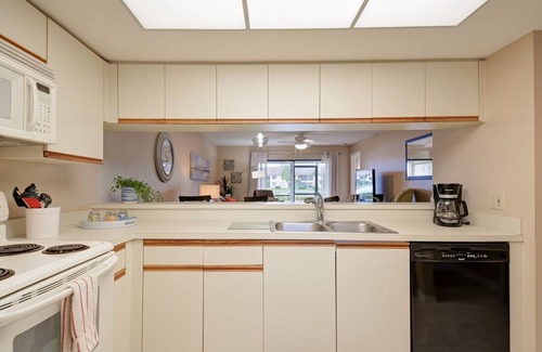 Biggar Condominio | ☀️Cozy 2 Bed 2 Bath, Ground Floor w/ Lake View 10 Mins to Airport /Pool & Jacuzzi
