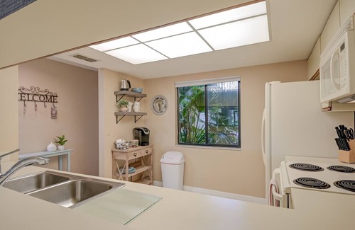 Biggar Condominio | ☀️Cozy 2 Bed 2 Bath, Ground Floor w/ Lake View 10 Mins to Airport /Pool & Jacuzzi