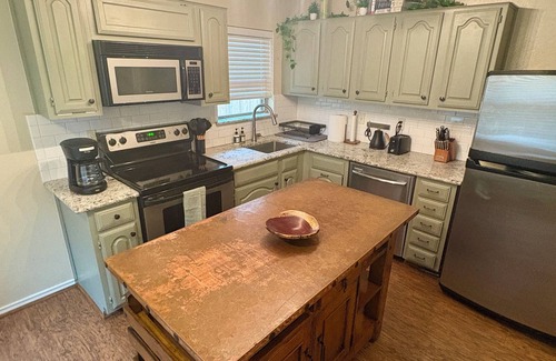 Bryan Place Casa | Cozy 2 Bed/2 Bath House with Fenced Yard