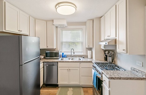Highwood Apartamento | Cozy 2 bed Apt- 2 train stops to the Naval Base!
