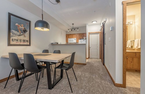Silver Star Mountain Condominio | Cozy 2 bedroom/1 bathroom condo steps away from the skiway & Silver Queen Chair
