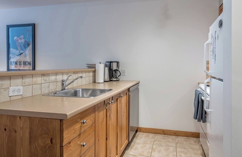 Silver Star Mountain Condominio | Cozy 2 bedroom/1 bathroom condo steps away from the skiway & Silver Queen Chair