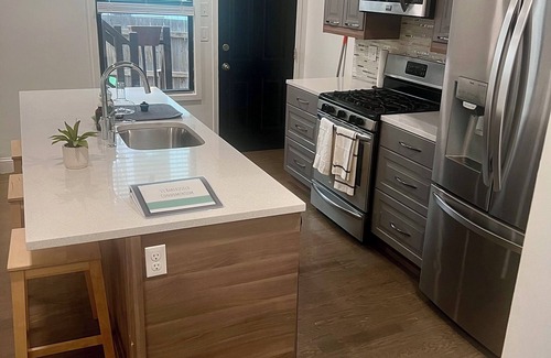Upham's Corner Condominio | Cozy 2 Bed Condo with 2 Parking Spots and Washer-Dryer