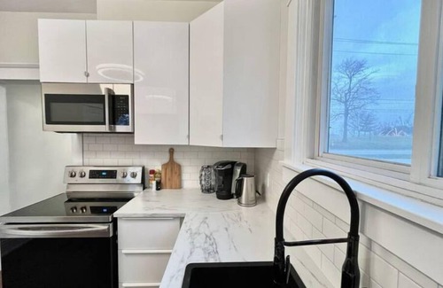 Sarnia Apartamento | Cozy 2 Bed Rooms Apartment in Prime Location!