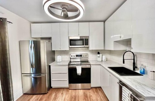 Sarnia Apartamento | Cozy 2 Bed Rooms Apartment in Prime Location!