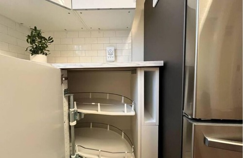 Sarnia Apartamento | Cozy 2 Bed Rooms Apartment in Prime Location!