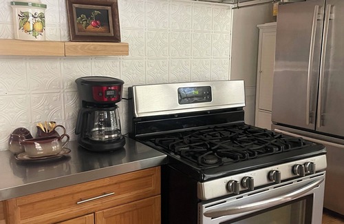 Riviera - Westchester Casa | Cozy 2 bedrm house in charming downtown Bakersfield with AC, fitness area & more
