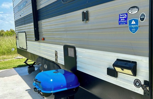 Port Bolivar Casa | Cozy 2-bedroom RV ACROSS FROM THE BEACH in Terrific Bolivar Peninsula w/WiFi, AC