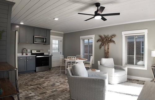 Kiska Beach Cabaña | Cozy 2-bedroom cottage in Sunnyside area of Panama City Beach w/ an ocean view.